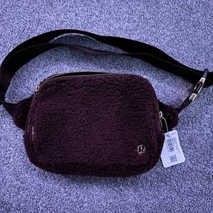 UNUSED NWT Lululemon Fleece Belt Bag 2L in Brown/Gold